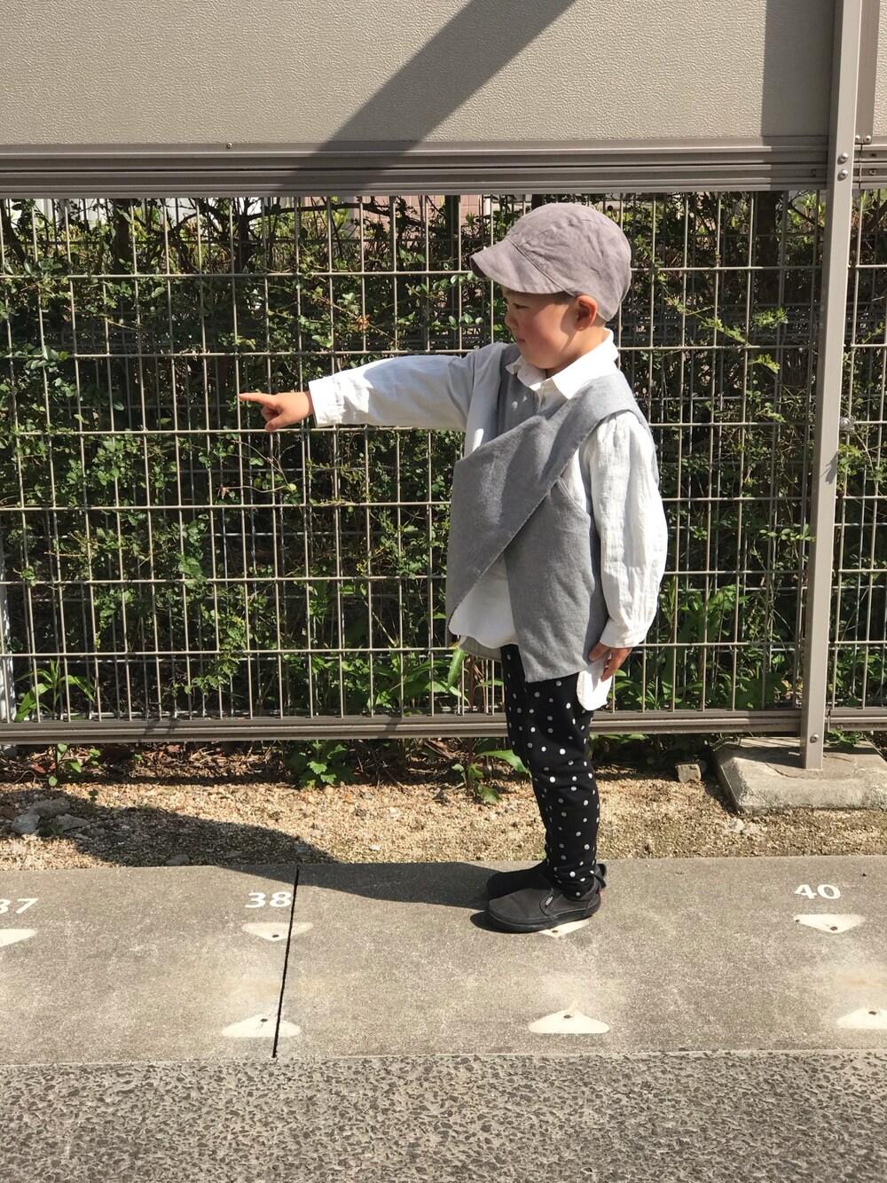 「ハンドメイド、handmade、韓国子ども服、UNIQLO、ユニクロ、VANS、バンズ」｜「itoto(handmade)のアイテム（キャップ、グレー系）」を使った、あぢゃさん（キッズ・90cm）の春コーディネートの1枚目の写真