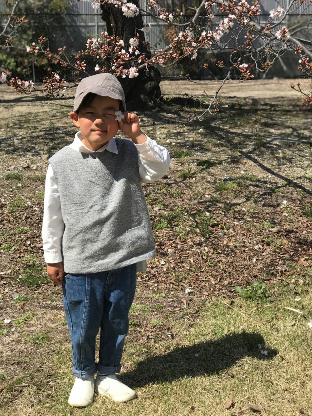 「ハンドメイド、handmade、古着、韓国子供服、無印良品、お花見」｜「itoto(handmade)のアイテム（キャップ、グレー系）」を使った、あぢゃさん（キッズ・100cm）の春コーディネートの1枚目の写真