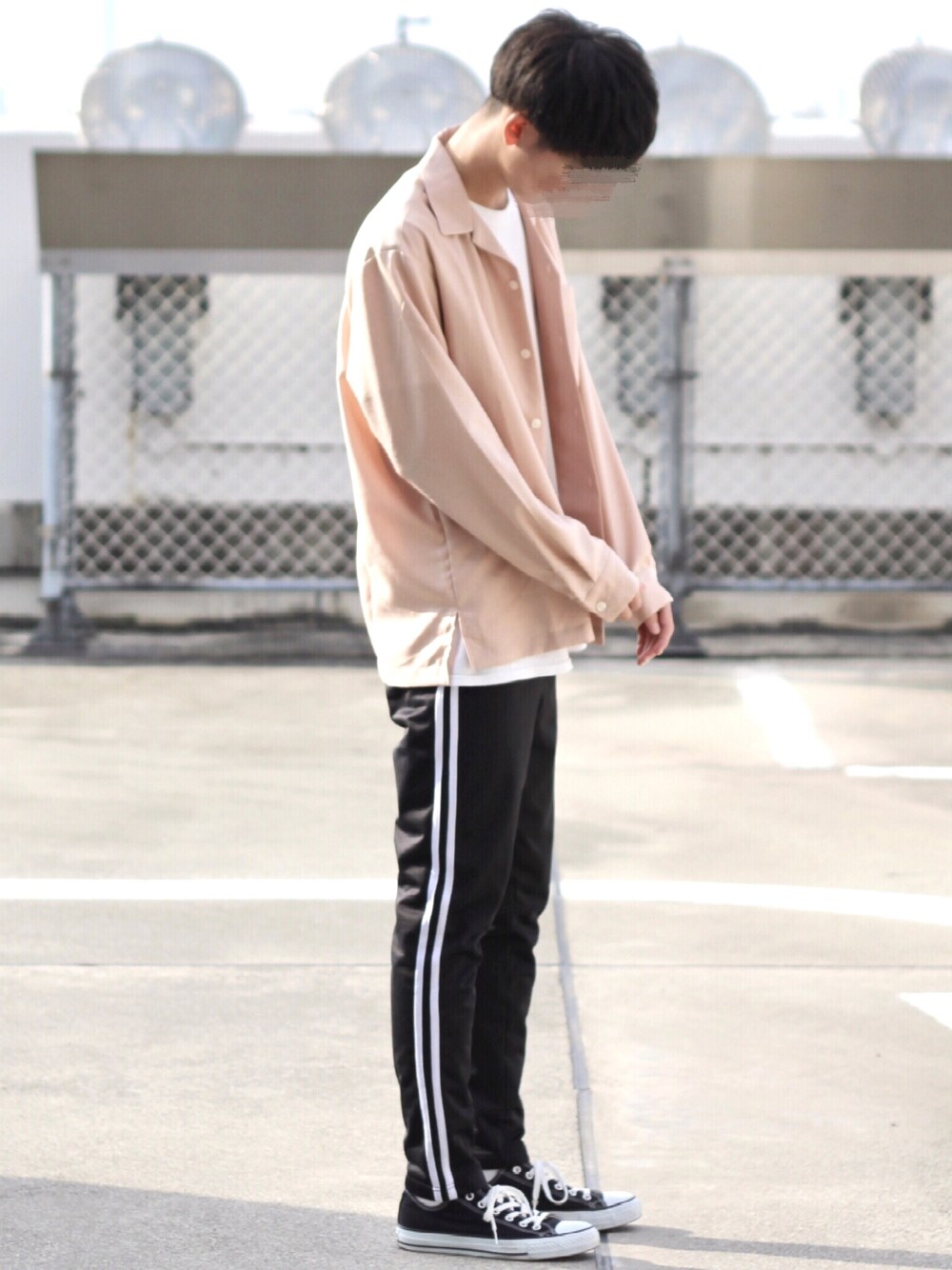 ピンク系のシャツ/ブラウス、ブラック系のその他パンツ、ブラック系のスニーカーを着用したメンズの秋コーディネートの1枚目の写真