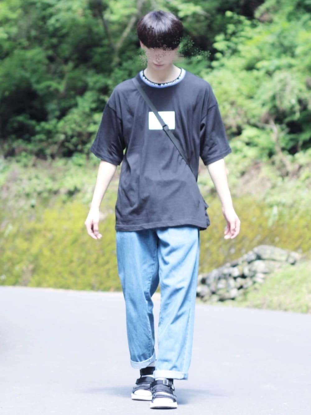 ブラック系のTシャツ/カットソー、ブラック系のショルダーバッグ、ブルー系のデニムパンツを着用したメンズの夏コーディネートの1枚目の写真