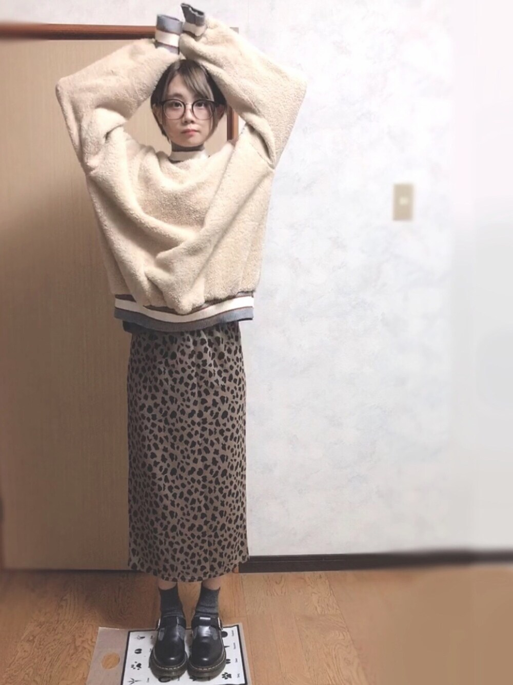 「wearhalloween2019、秋冬コーデ、モックネック、ボア、レオパード、タイトスカート、ドクターマーチン、グレー、ベージュ、めがね」｜「Dr. Martensの【Dr.Martens/ドクターマーチン】CORE POLLEY Tバーシューズ（ドレスシューズ、ブラック系）」を使った、756.さん（レディース・158cm）の秋コーディネートの1枚目の写真