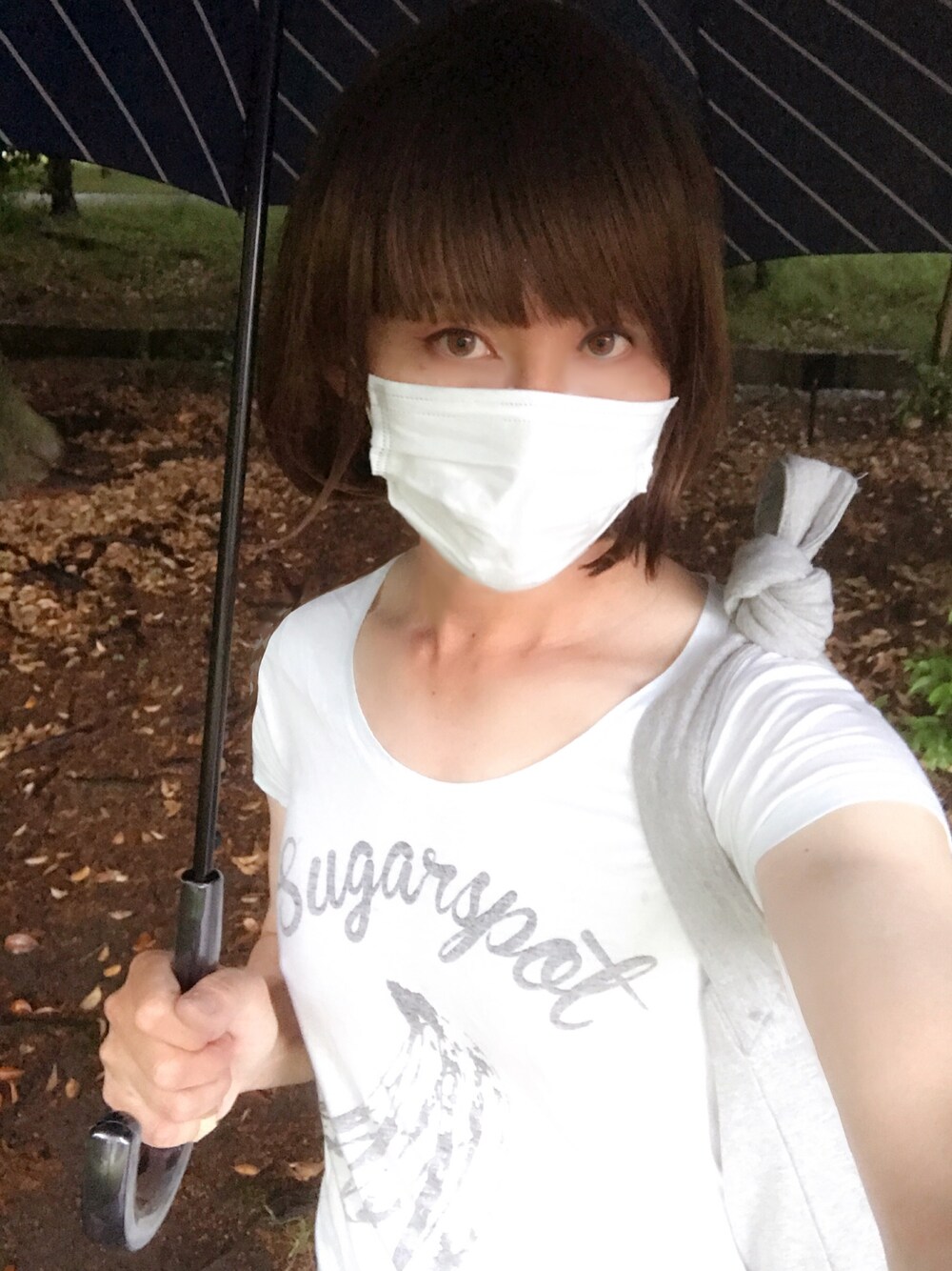 グリーン系のTシャツ/カットソー、ホワイト系のその他を着用したメンズの春コーディネートの1枚目の写真