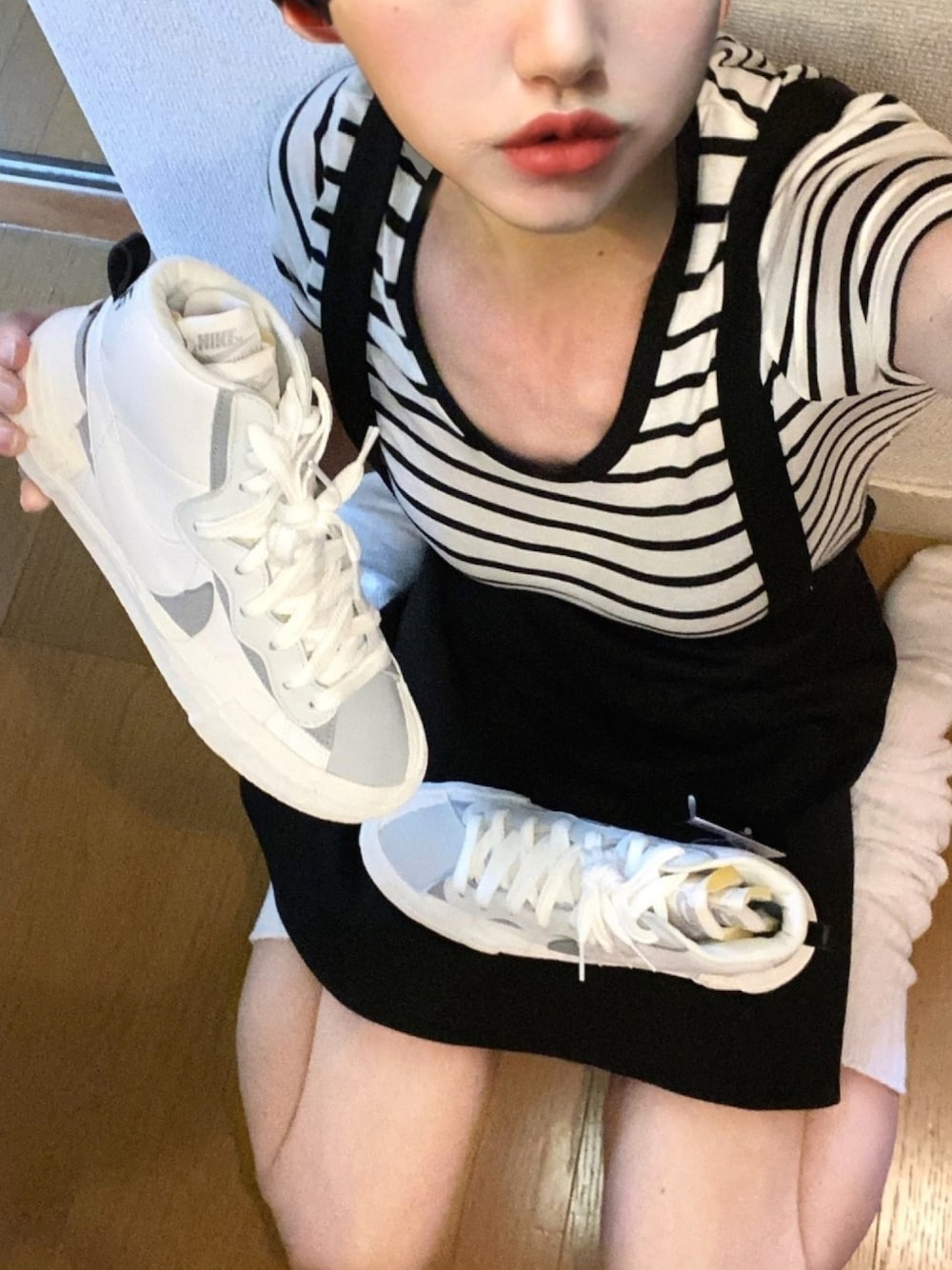 「年末WEAR感謝祭、女装、女装男子、ボーダートップス、AZUL by moussy、サロペットスカート、ルーズソックス、NIKE、sacai、blazer」｜「NIKEのアイテム（スニーカー、ホワイト系）」を使った、ジュクチョーーさん（メンズ・174cm）の冬コーディネートの1枚目の写真