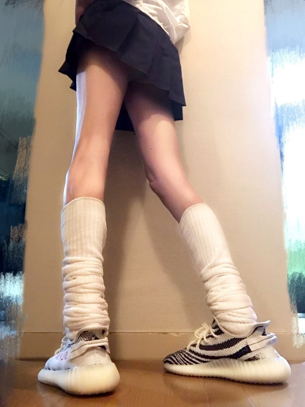 「女装、女装男子、ルーズソックス、セーラー服、adidas originals、yeezyboost350V2」｜「adidas Originalsのアイテム（スニーカー、ホワイト系）」を使った、ジュクチョーーさん（メンズ・174cm）の冬コーディネートの1枚目の写真