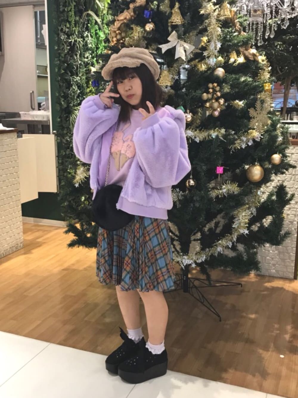 「もこもこ、パープル、うさぎ、チェックスカート、プリーツスカート、古着、厚底、サントニブンノイチ、パステルカラー、カラフル」｜「earth music&ecologyのフェイクファーマリンキャップ（キャップ、ベージュ系）」を使った、yuukaさん（レディース・150cm）の冬コーディネートの1枚目の写真