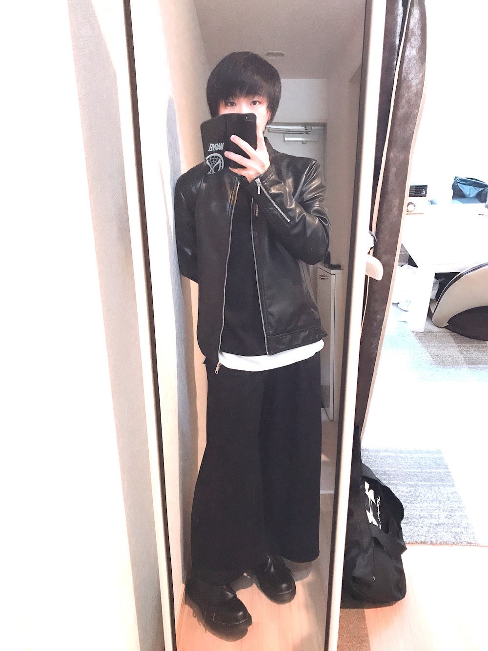 「ブラック、モノトーンコーデ、大学生、革靴」｜「GUのアイテム（スラックス、ブラック系）」を使った、菌さん（メンズ・161cm）の春コーディネートの1枚目の写真