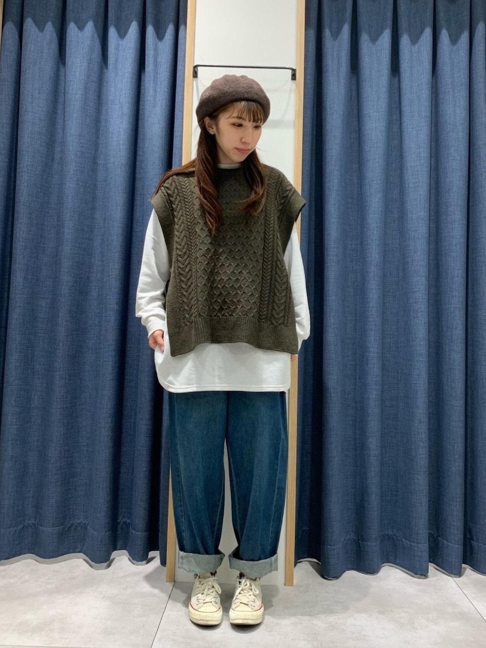「Samansa Mos2 blue、サマンサモスモス ブルー、秋のコーデ、ECODENIM、エコデニム、イージーパンツ、デニムパンツ、ハイネック、ニットベスト、チャコールグレー」｜「Samansa Mos2 blueのケーブルニットベスト（ベスト、グレー系）」を使った、さ や か  ☺︎さん（レディース・160cm）の秋コーディネートの1枚目の写真