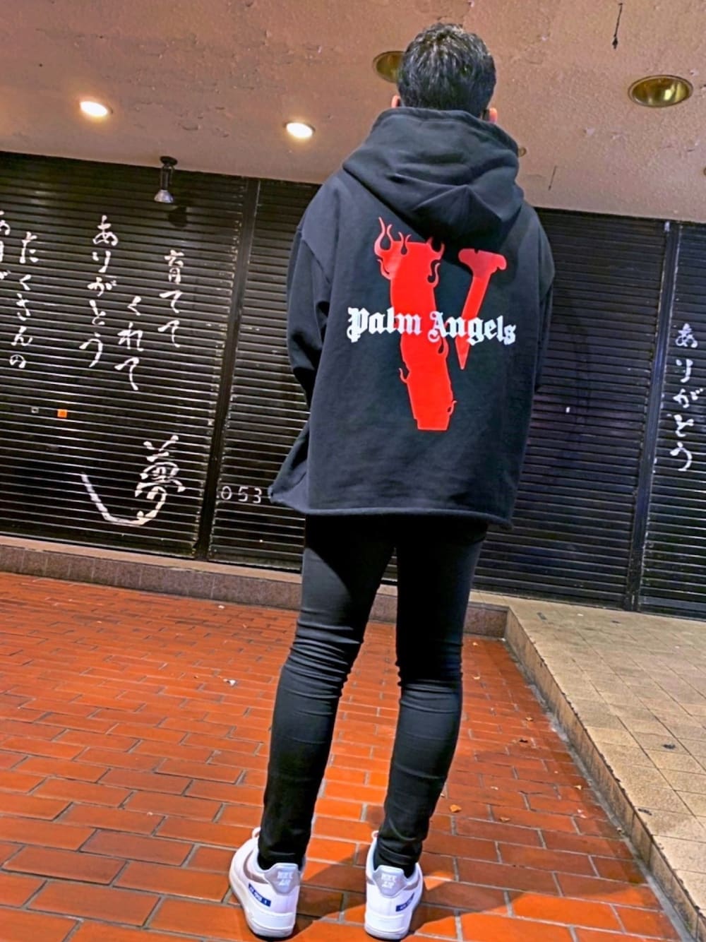 「PALM ANGELS、パームエンジェルス、NIKE、ナイキ、ストリート、パーカー、エアフォースワン、ストリートコーデ、おしゃれさんと繋がりたい、黒スキニー」｜「Palm Angelsのアイテム（パーカー、レッド系）」を使った、くつろぐらいふさん（メンズ・169cm）の秋コーディネートの1枚目の写真