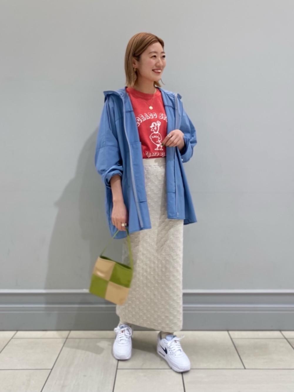 「スニーカー、スカート、RECOMMEND  ITEM STYLING、SPRING OUTER STYLE、SPRING COAT STYLING、T SHIRTS STYLE、👟バッグ、あうたー」｜「haiの【別注】＜hai＞Vera シルク ミニ トートバッグ（ハンドバッグ、グリーン系）」を使った、竹口（takeguchi）さん（レディース・159cm）の冬コーディネートの1枚目の写真