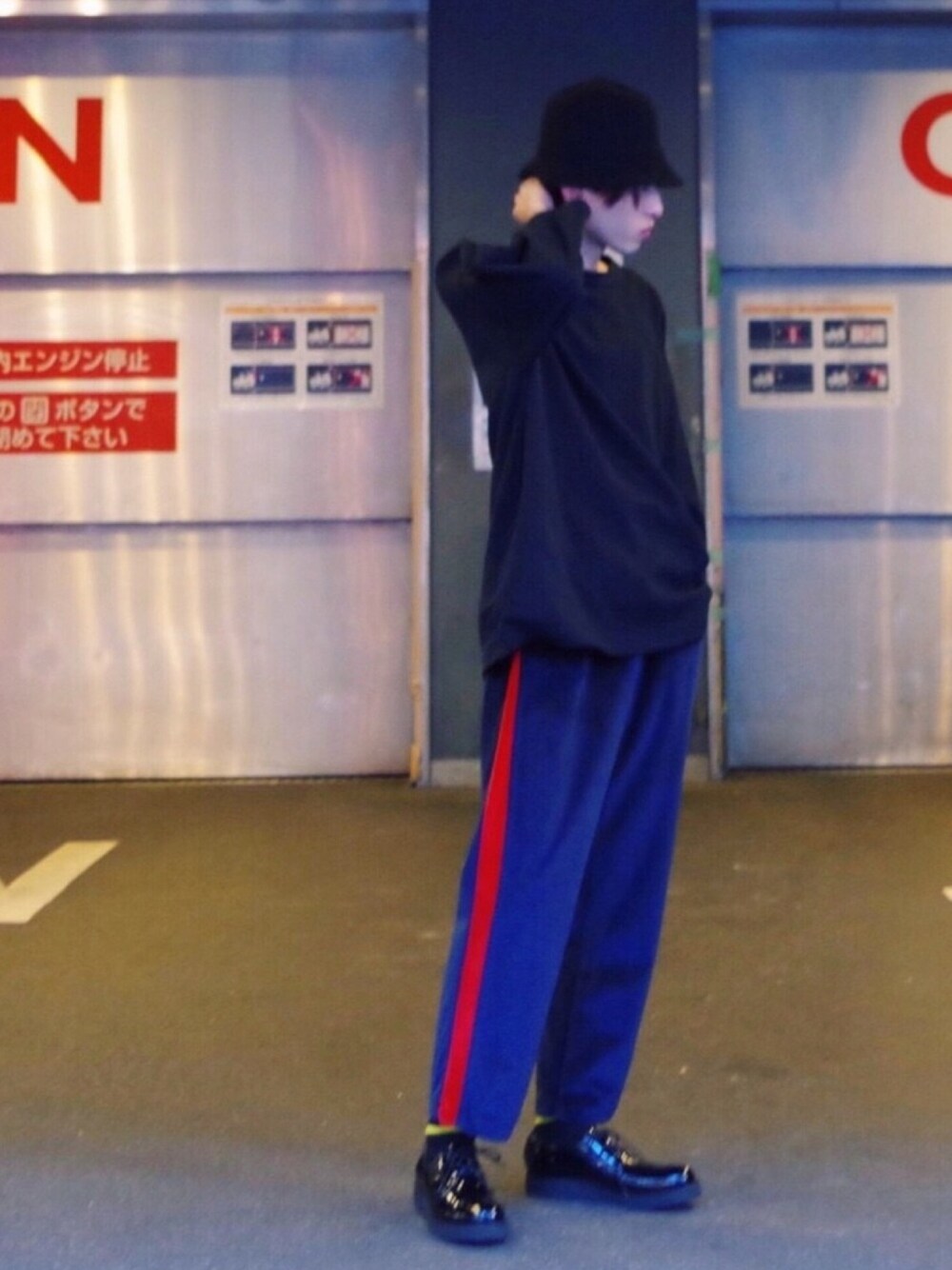 「ベロアパンツ、ビッグT、ラインパンツ、パテントレザー、Tシャツ、秋のコーデ、ハット、モノトーン、モードストリート」｜「Lui'sの9分袖ビックTシャツ（Tシャツ/カットソー、ブラック系）」を使った、よしきさん（メンズ・173cm）の夏コーディネートの1枚目の写真