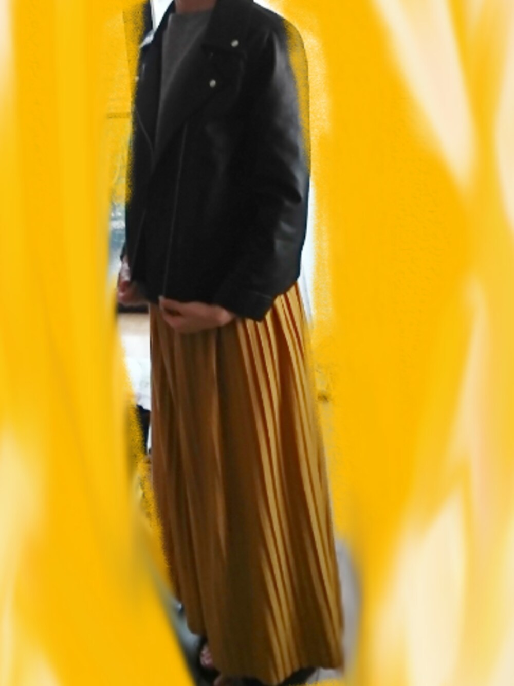 「マスタード、プリーツスカーチョ、スカーチョ、ライダース、カジュアル、シンプルコーデ、coordinate、ootd」｜「earth music&ecologyのアイテム（パンツ、イエロー系）」を使った、sayaさん（レディース・164cm）の春コーディネートの1枚目の写真