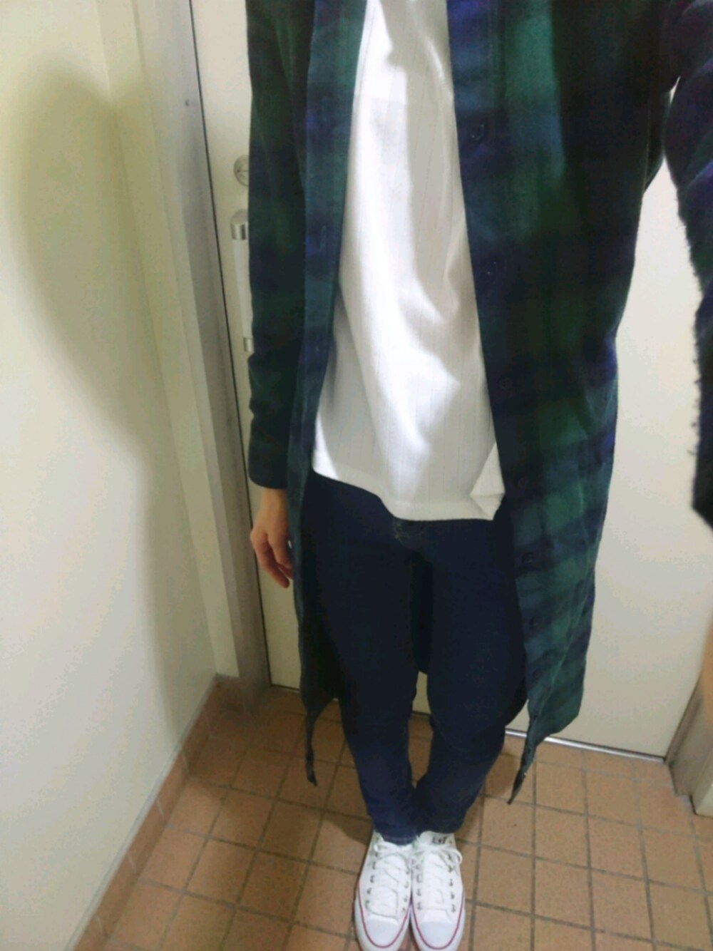 「デニム、春コーデ、チェックシャツ、ロングシャツ、デニムパンツ、コンバース、カジュアル、ootd、fashion、スキニーデニム」｜「CECIL McBEEのアイテム（シャツ/ブラウス、グリーン系）」を使った、sayaさん（レディース・164cm）の春コーディネートの1枚目の写真