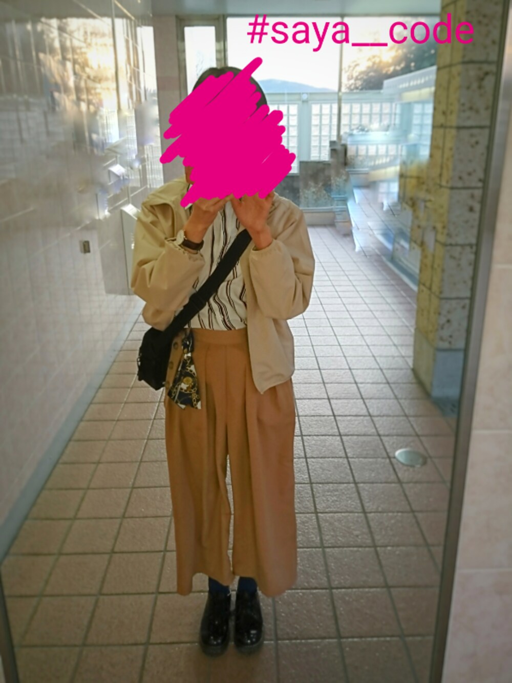 「春コーデ、カジュアルコーデ、おしゃれさんと繋がりたい、ベージュコーデ、ストライプシャツ、きれいめカジュアル、おしゃれ研究部、ピンク、ベージュ、カジュアルガーリー」｜「MILKFED.のNEO SHOULDER BAG BAR（ショルダーバッグ、レッド系）」を使った、sayaさん（レディース・163cm）の春コーディネートの1枚目の写真