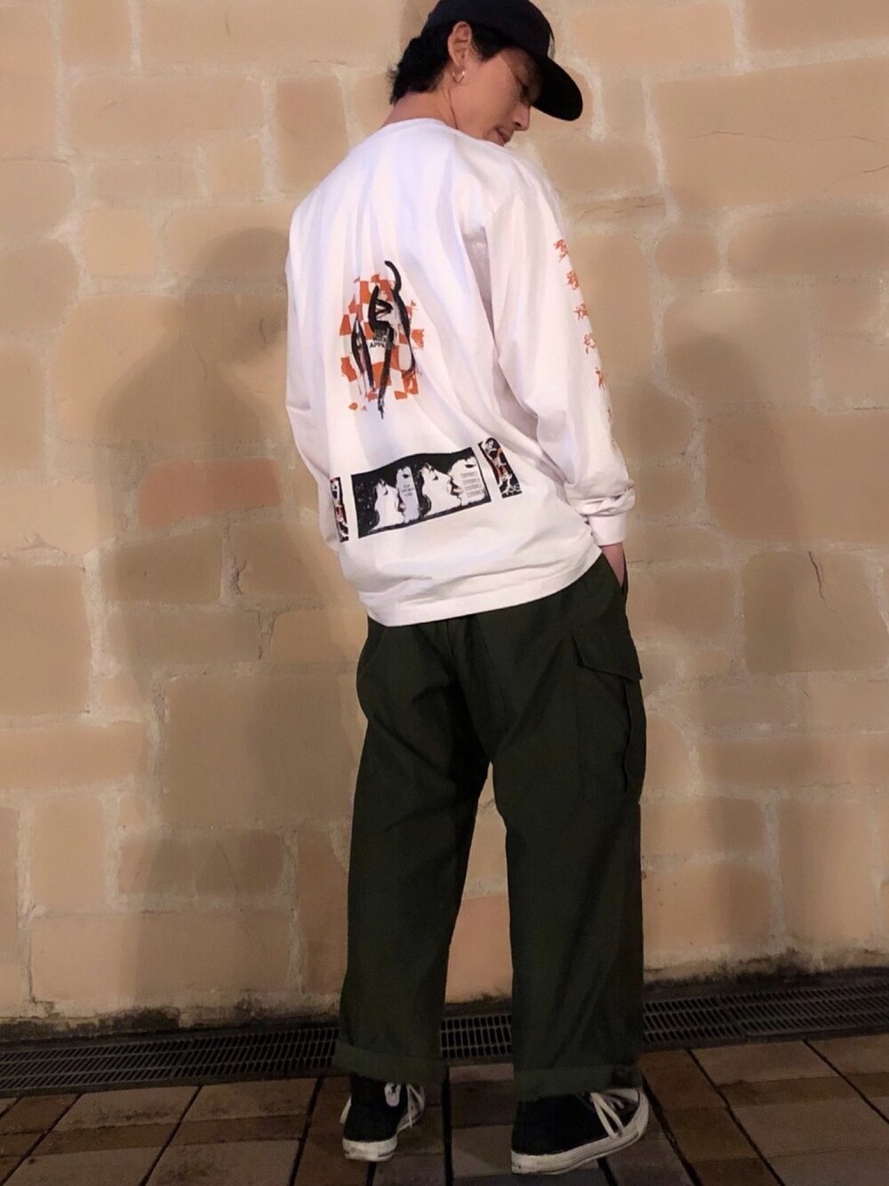 「秋のコーデ、シンプルコーデ、今日のコーデ、カーゴパンツ、お洒落さんとつながりたい、ロンT、バックプリント」｜「HUUK SHOPのアイテム（Tシャツ/カットソー、ホワイト系）」を使った、takahiro さん（メンズ・170cm）の秋コーディネートの1枚目の写真