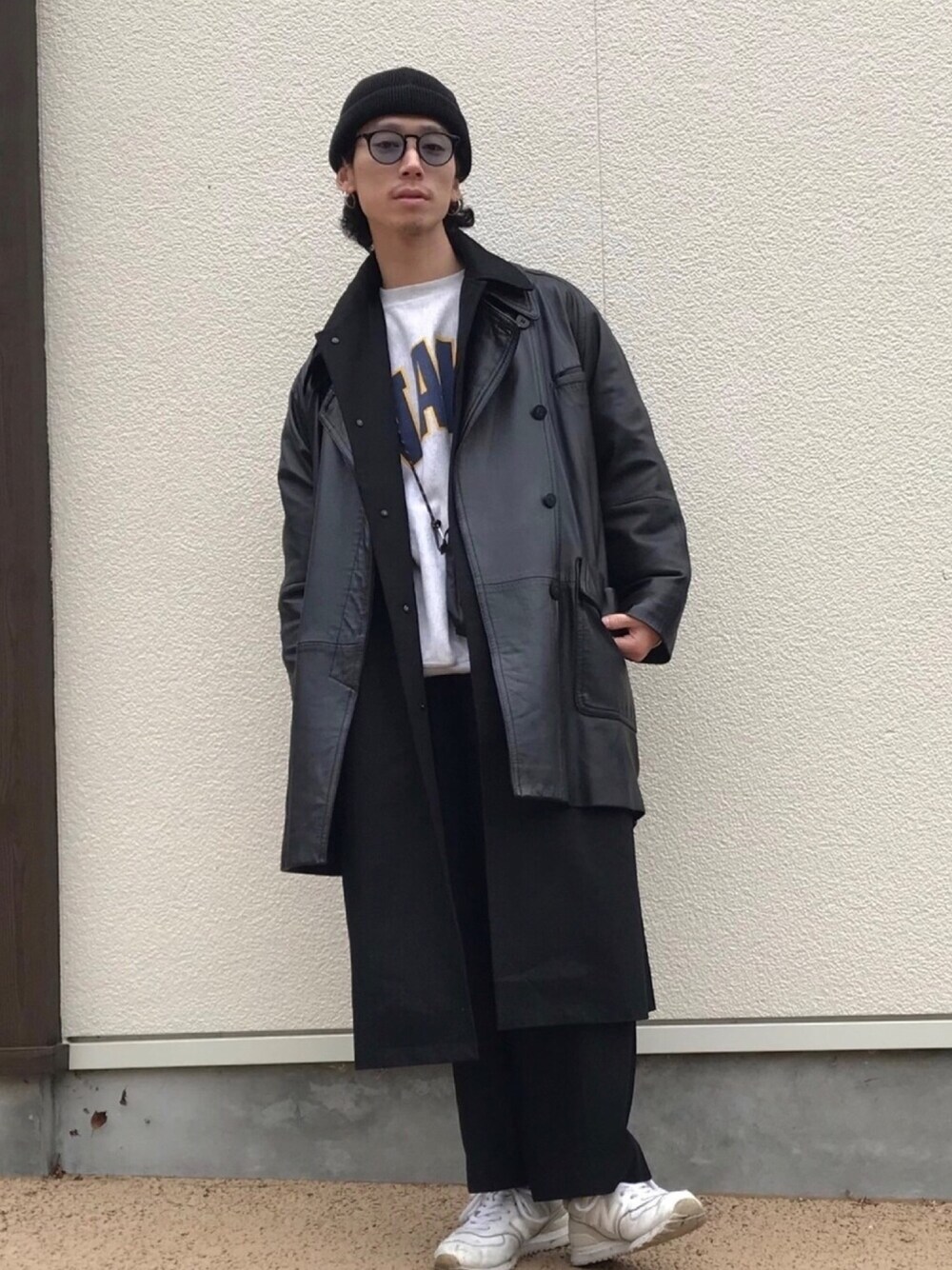 「冬コーデ、おしゃれさんと繋がりたい、黒、スニーカー、コート、古着」｜「usedのアイテム（ライダースジャケット、ブラック系）」を使った、takahiro さん（メンズ・170cm）の秋コーディネートの1枚目の写真