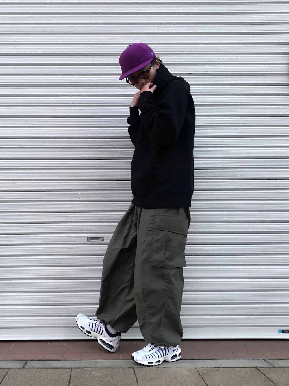 「秋冬コーデ、おしゃれさんと繋がりたい、ビッグシルエット、スニーカーコーデ、ootd、ブラック、NIKE、ナイキ、キャップ」｜「NEW ERAのNEW ERA × BEAMS / 別注 フリース 6パネル キャップ（キャップ、パープル系）」を使った、takahiro さん（メンズ・170cm）の冬コーディネートの1枚目の写真