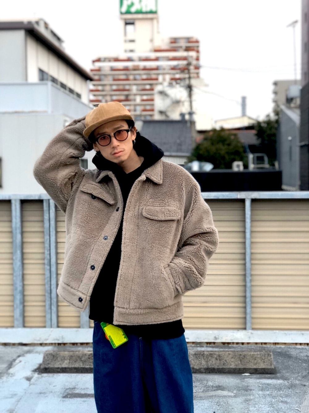 「冬アウター着回しチャレンジ、ビッグシルエット、秋冬コーデ、いいね、save、フォローお願いします🤑、ゆるコーデ、ワイドパンツ、ボアジャケット、スニーカー」｜「WhoWhatのアイテム（ブルゾン、ベージュ系）」を使った、takahiro さん（メンズ・170cm）の冬コーディネートの1枚目の写真
