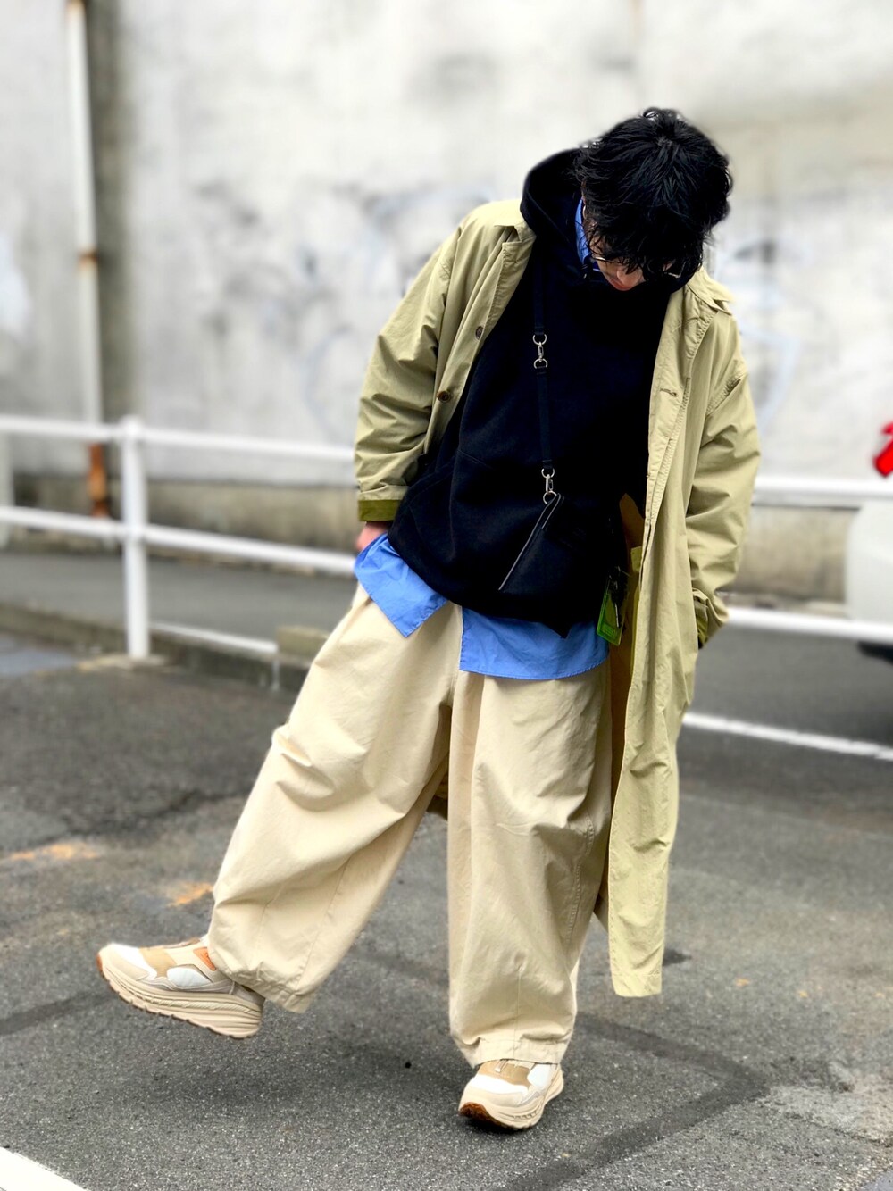 「おしゃれさんと繋がりたい、今日のコーデ、オーバーサイズ、スニーカー、フォローミー、着回しコーデ、ワイドパンツ、トレンチコート」｜「UNUSEDのアイテム（ジャケット/アウター、ベージュ系）」を使った、takahiro さん（メンズ・170cm）の冬コーディネートの1枚目の写真