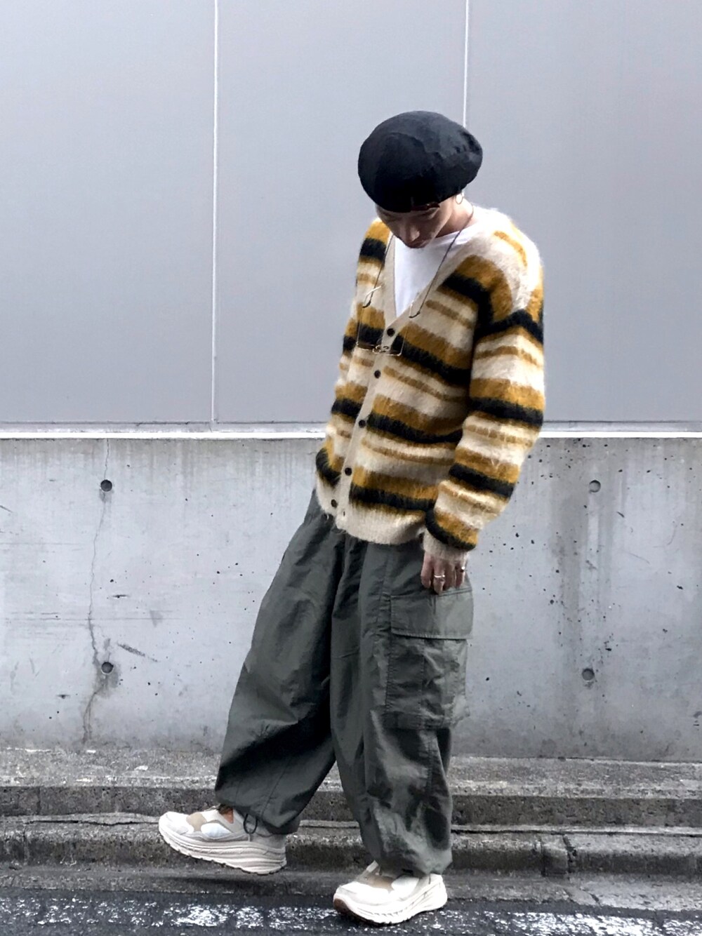 「休日スタイル、オーバーサイズ、いいね、save、フォローお願いします🤑、カジュアルコーデ、ワイドパンツ、春コーデ、フォローミー、ニット、スニーカーコーデ、fashion」｜「Sleepslopeのアイテム（ハンチング/ベレー帽、ブラック系）」を使った、takahiro さん（メンズ・170cm）の冬コーディネートの1枚目の写真