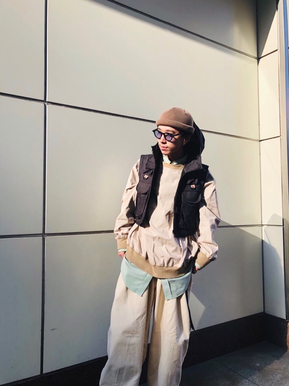 「おしゃれさんと繋がりたい、はるコーデ、オーバーサイズ、ブラック、スニーカーコーデ、ゆったりコーデ、ootd、ビッグシルエット、ゆるコーデ」｜「RACALのRacal/ラカル Roll Knit CAP/ロールニットキャップ/ビーニー（ニットキャップ/ビーニー、ベージュ系）」を使った、takahiro さん（メンズ・170cm）の春コーディネートの1枚目の写真