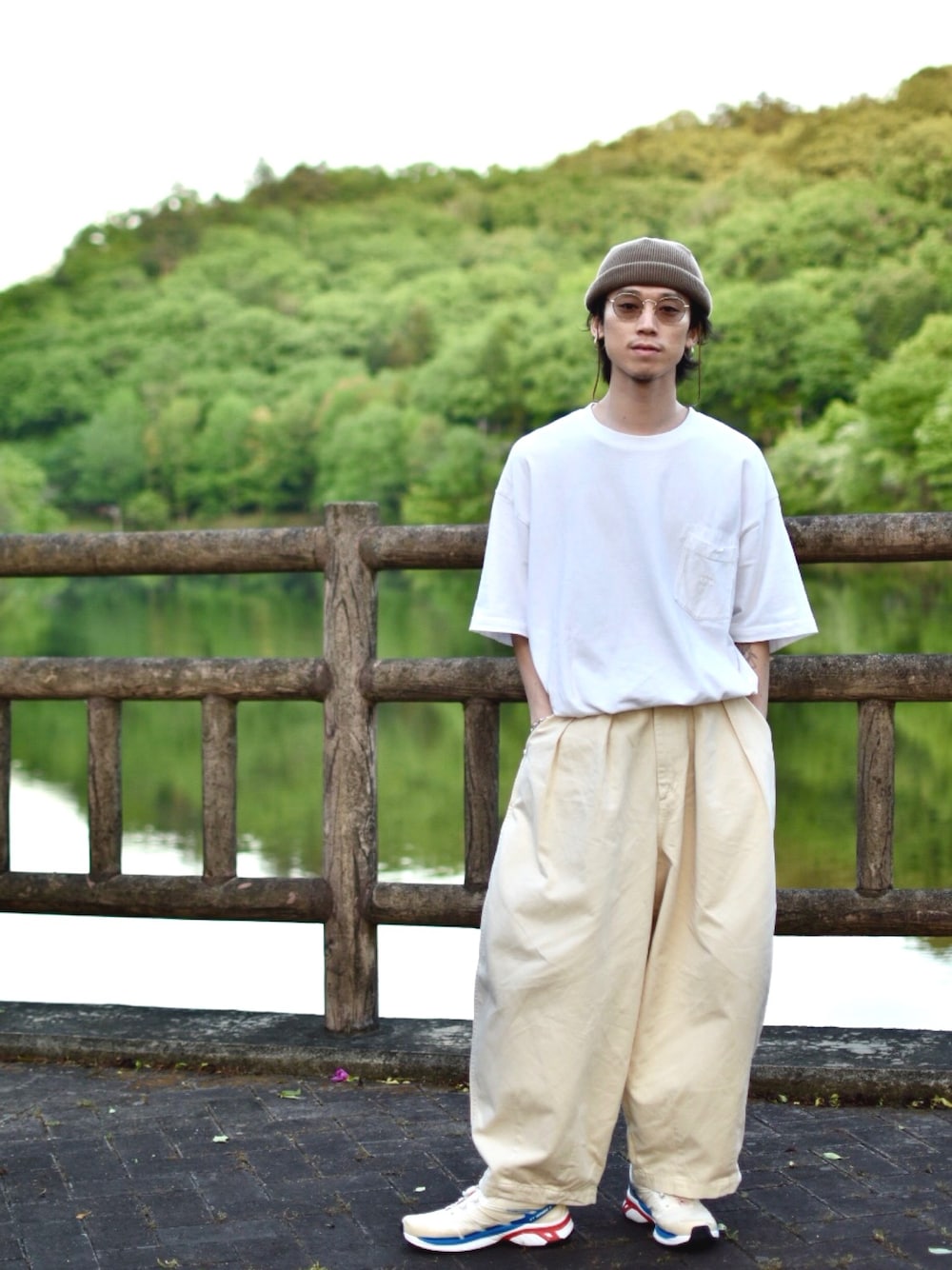 「今日のコーデ、春、春夏コーデ、夏コーデ、カジュアル、ワイドパンツ、スニーカー、オーバーサイズ、ベージュ、ワントーンコーデ」｜「RACALのアイテム（ニットキャップ/ビーニー、ベージュ系）」を使った、takahiro さん（メンズ・170cm）の春コーディネートの1枚目の写真