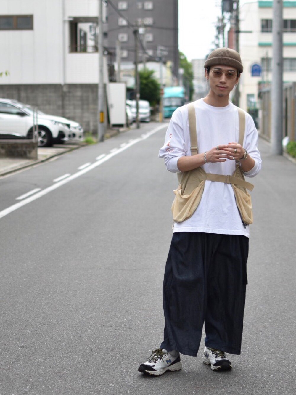 「シンプル、おしゃれさんと繋がりたい、ビッグシルエット、スニーカー、休日スタイル、白Tシャツ、ootd、デニム、春コーデ」｜「RACALのアイテム（ニットキャップ/ビーニー、ベージュ系）」を使った、takahiro さん（メンズ・170cm）の夏コーディネートの1枚目の写真