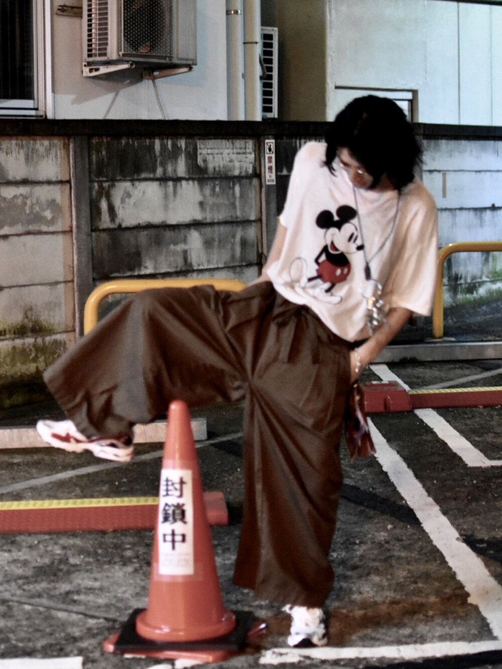 「夏コーデ、おしゃれさんと繋がりたい、ラフ、スニーカー、低身長、Tシャツ、ラクチンコーデ、休日スタイル、白Tシャツ、ゆるコーデ」｜「UNUSEDのアイテム（Tシャツ/カットソー、ホワイト系）」を使った、takahiro さん（メンズ・170cm）の夏コーディネートの1枚目の写真