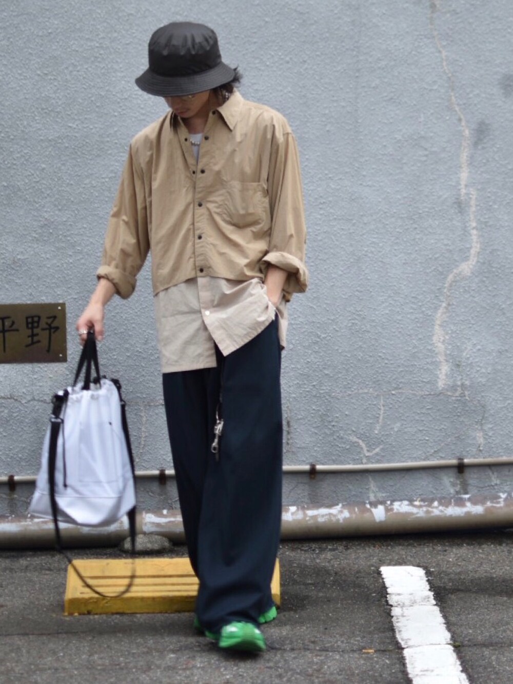 「シンプルコーデ、秋コーデ、ラフ、タックイン、スニーカーコーデ、お洒落さんとつながりたい、大人カジュアル、シンプル、きれいめカジュアル、ベージュ」｜「SASQUATCHfabrix.のアイテム（シャツ/ブラウス、ベージュ系）」を使った、takahiro さん（メンズ・170cm）の秋コーディネートの1枚目の写真