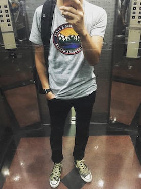 「Abercrombie&Fitch（アバークロンビーアンドフィッチ）のアイテム（Tシャツ/カットソー、グレー系）」を使った、Tommy Hoさん（メンズ・184cm）の秋コーディネート