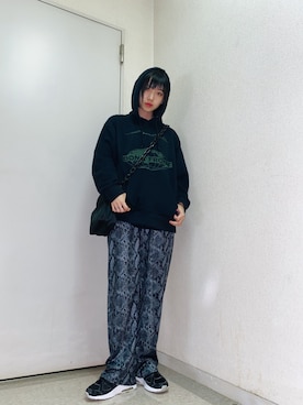 「スネーク柄」｜「アイテム（パンツ）」を使った、おおたゆうりさん（レディース・163cm）の秋コーディネート