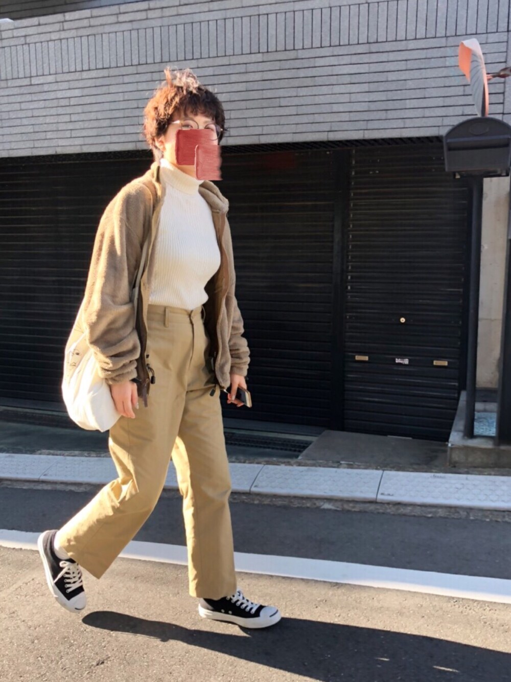 「大人カジュアル、冬コーデ、オトナ女子、ラクチンコーデ、パンツスタイル、スニーカーコーデ、ニットコーデ、ベージュコーデ、トートバッグ、フリース」｜「THE SHINZONEのHIGHT WAIST CHINO PAMTS/ハイウエストチノ（チノパンツ、ベージュ系）」を使った、nonoさん（レディース・159cm）の秋コーディネートの1枚目の写真