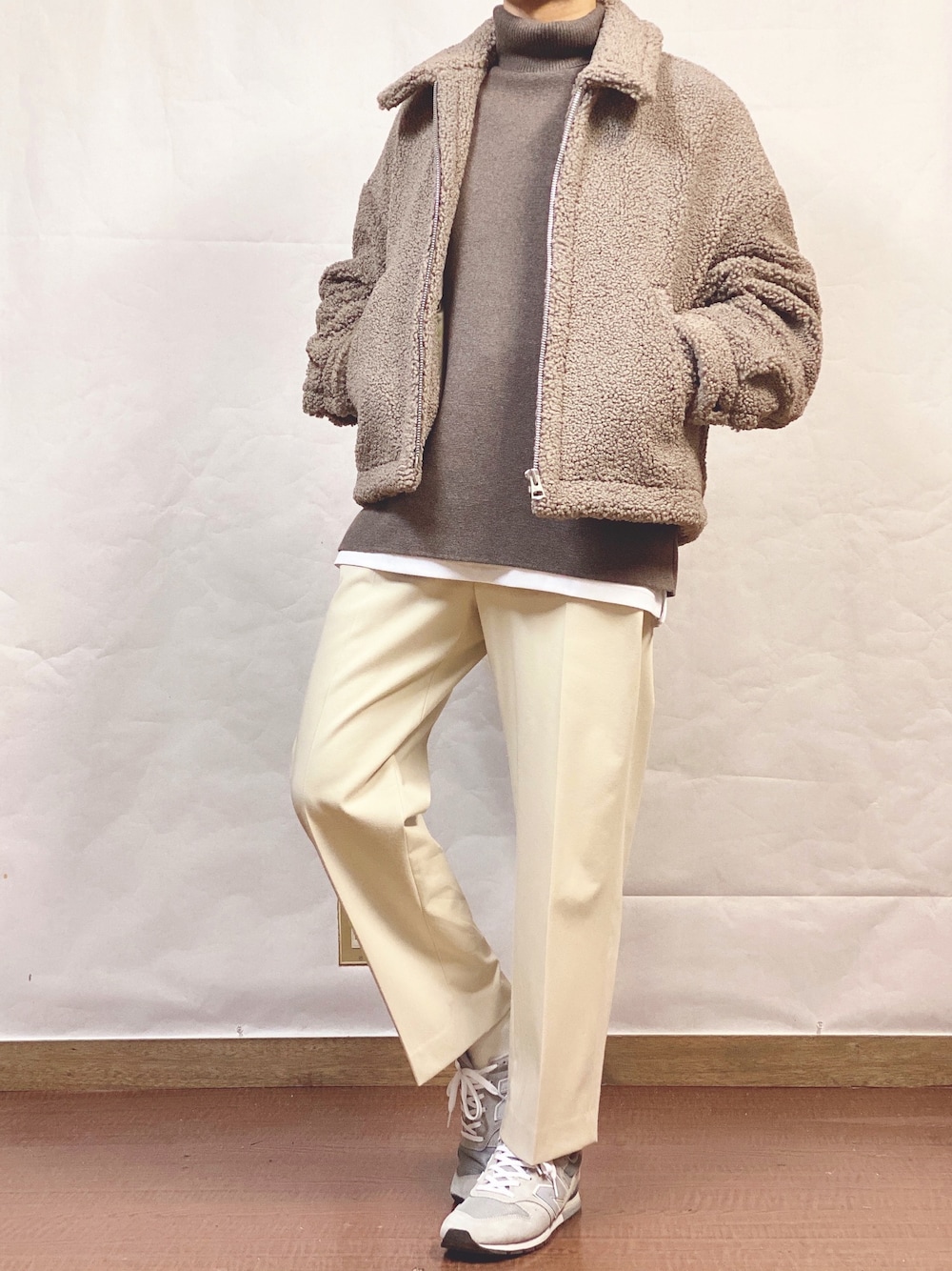 「冬コーデ、カジュアルコーデ、ボア、ボアジャケット、もこもこ、タートルネックニット、白パンツ、LIDnM、WYM、New Balance」｜「LIDNMのSHORT BOA BLOUSON（ブルゾン、ベージュ系）」を使った、fumiyaさん（メンズ・170cm）の冬コーディネートの1枚目の写真