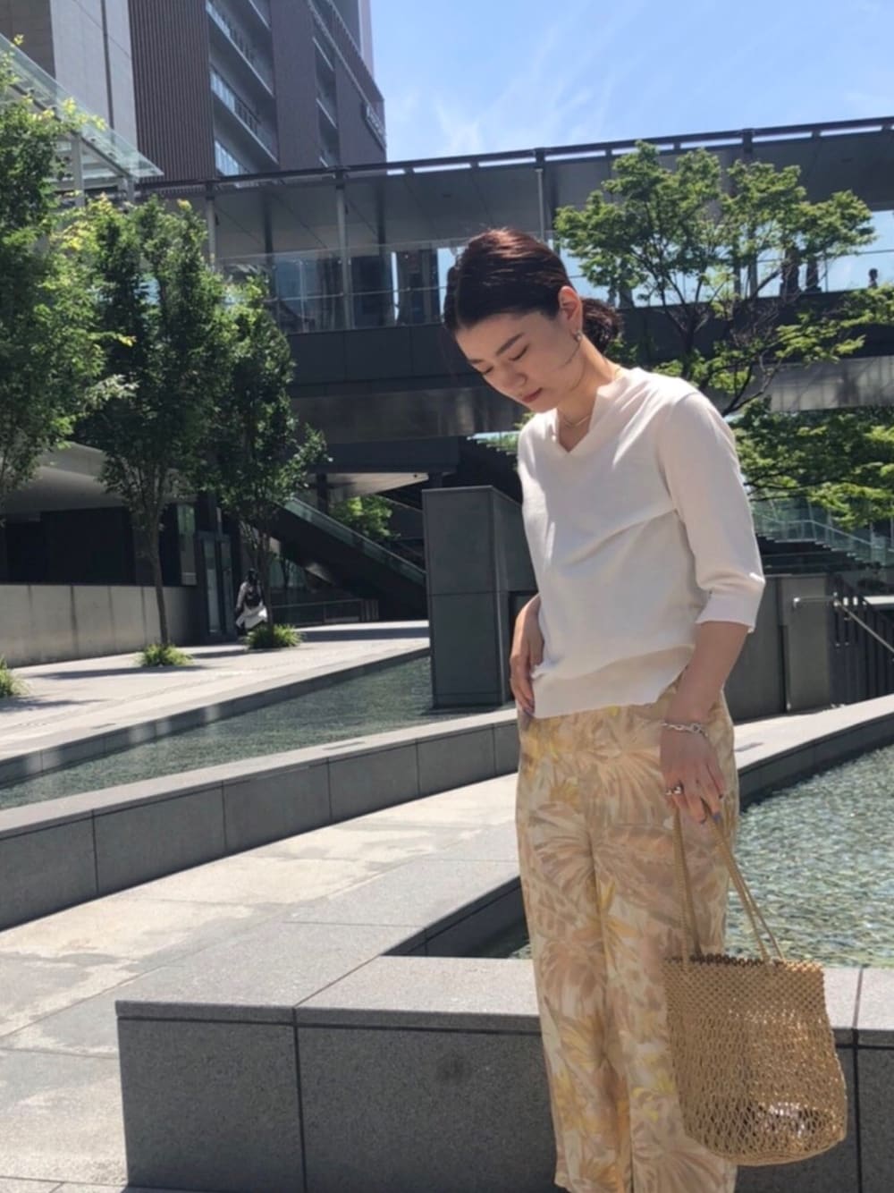 「オトナカジュアル、大人女子、サマーニット、ニット、パンツスタイル、パンツ、ボタニカル柄、夏コーデ、36Quatre-Neuf、Rougevif」｜「36Quatre-Neufのボタニカルナイティパンツ（その他パンツ、ベージュ系）」を使った、yunaさん（レディース・161cm）の夏コーディネートの1枚目の写真