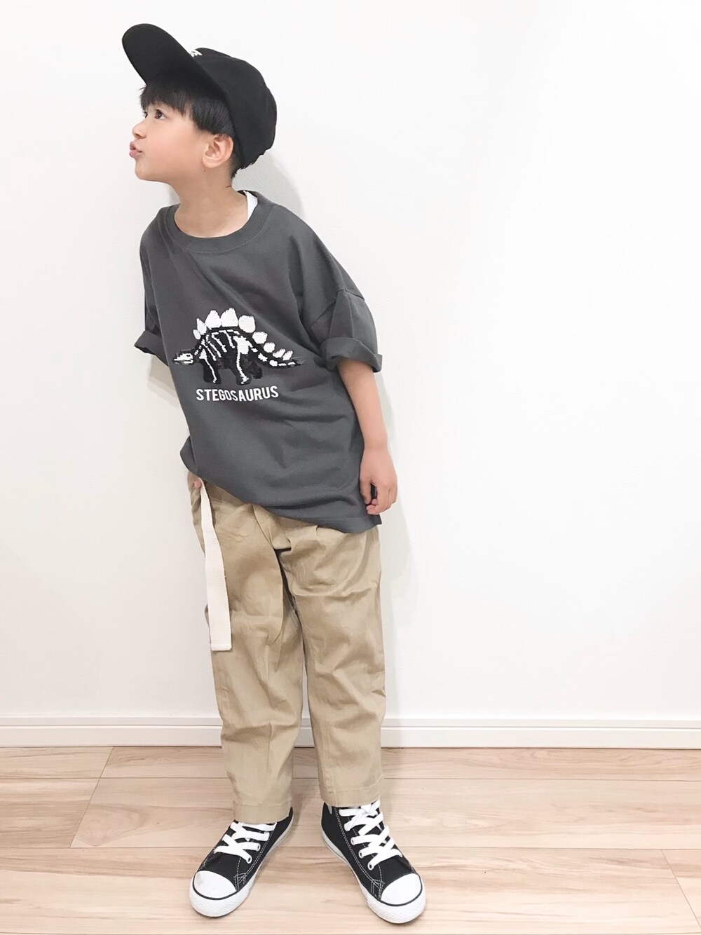 「これが私をアゲる服、恐竜、スパンコール、ラップパンツ、キャップ、スニーカー、VANS、プチプラ、GLOBAL WORK」｜「GLOBAL WORKの【キッズ】吸水速乾スパンコールT半袖/933565（Tシャツ/カットソー、グレー系）」を使った、ZETTOさん（キッズ・110cm）の春コーディネートの1枚目の写真