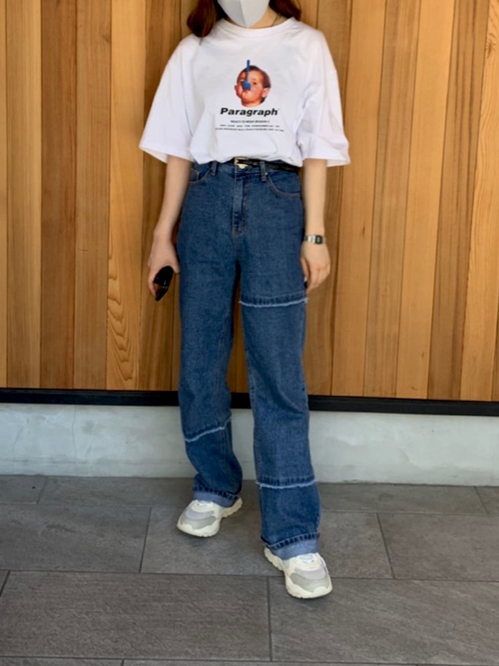 ホワイト系のTシャツ/カットソー、ブルー系のデニムパンツ、ベージュ系のスニーカーを着用したレディースの春コーディネートの1枚目の写真