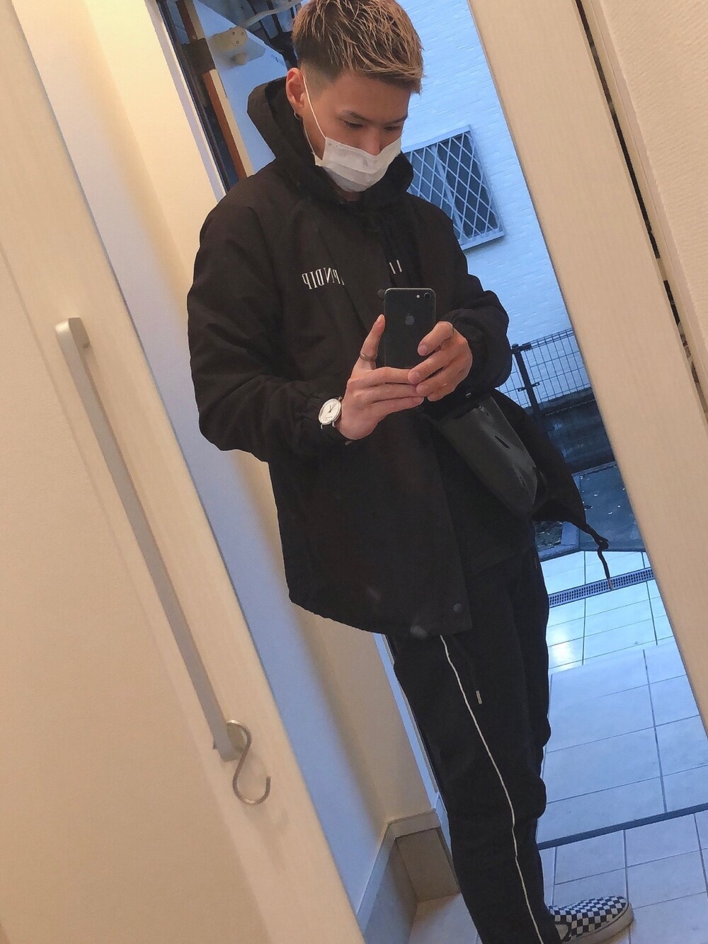 「RIPNDIPのアイテム（ジャケット/アウター、ブラック系）」を使った、Yun  Yuzさん（メンズ・173cm）の春コーディネートの1枚目の写真
