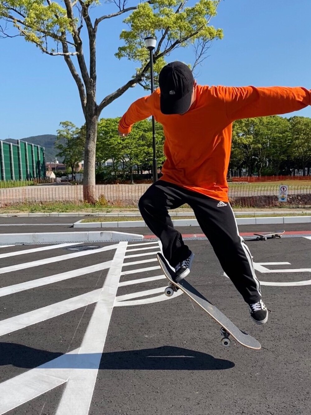 「Supreme のアイテム（トップス、オレンジ系）」を使った、Yun  Yuzさん（メンズ・173cm）の春コーディネートの1枚目の写真