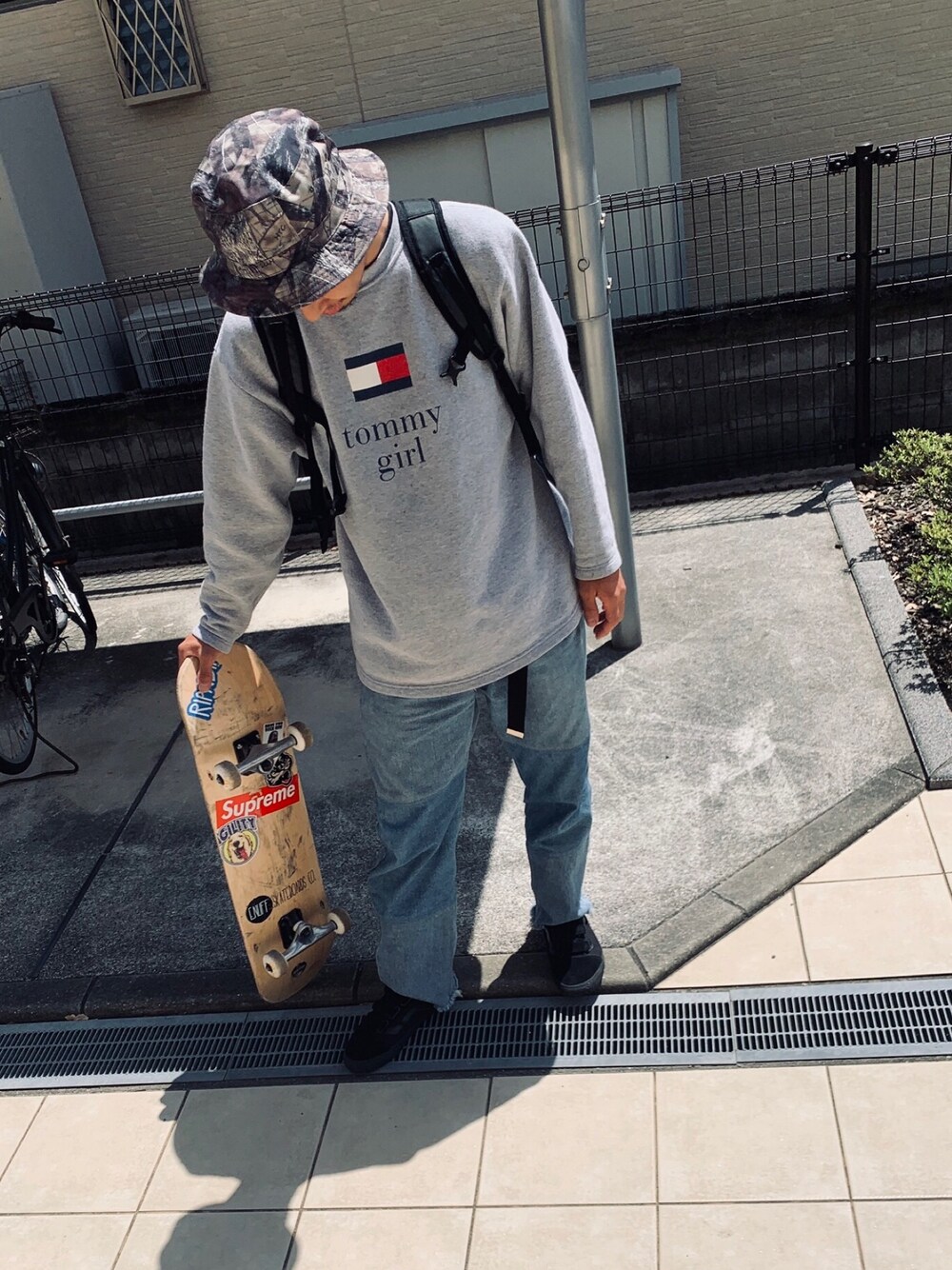 「足みっじか💦」｜「tommy girlのアイテム（トップス、グレー系）」を使った、Yun  Yuzさん（メンズ・173cm）の春コーディネートの1枚目の写真