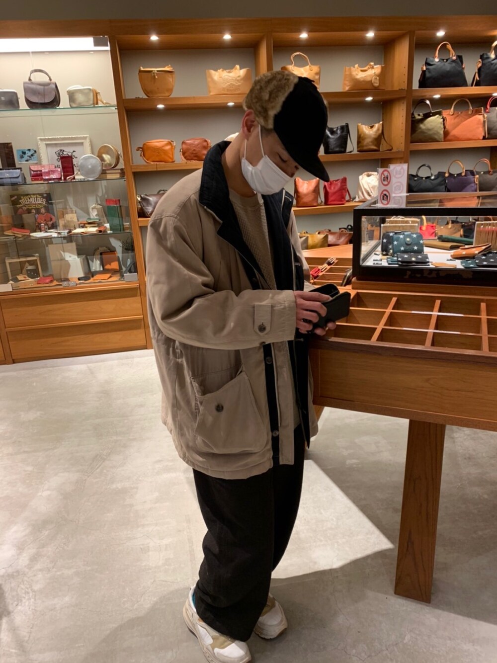 「UGGの805 X MLT 1104187 OFF WHITE MULTI（スニーカー、ベージュ系）」を使った、Yun  Yuzさん（メンズ・173cm）の冬コーディネートの1枚目の写真