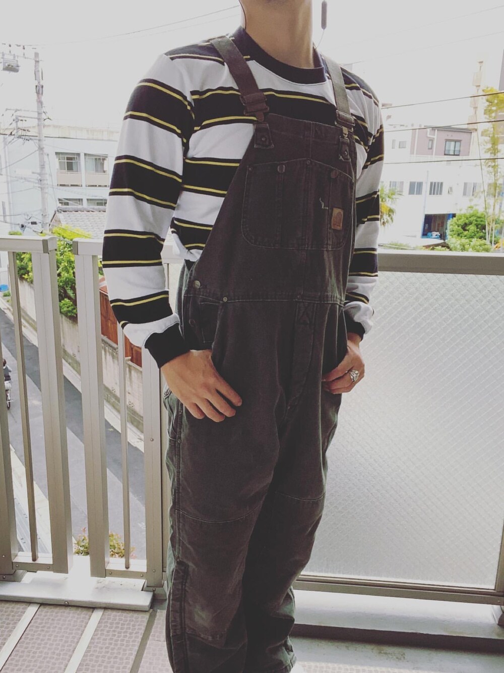 「オーバーオール、古着、古着MIX、古着コーデ、古着好きな人と繋がりたい、古着女子、シンプル、おしゃれさんと繋がりたい、オーバーサイズ、シャツスタイル」｜「UNIQLOのウォッシュボーダーT（Tシャツ/カットソー、ホワイト系）」を使った、古着屋 LESさん（メンズ・182cm）の春コーディネートの1枚目の写真