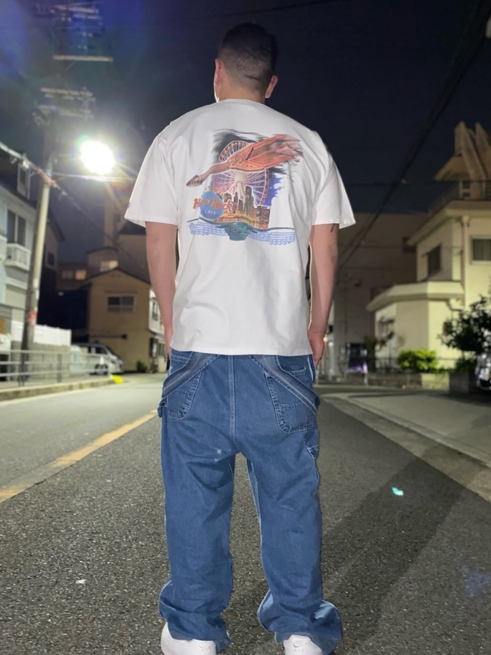 「シンプル、おしゃれさんと繋がりたい、シャツスタイル、オーバーサイズ、古着、古着MIX、古着コーデ、古着好きな人と繋がりたい、夏、春こーで」｜「Hard Rock Cafeのアイテム（Tシャツ/カットソー、ホワイト系）」を使った、古着屋 LESさん（メンズ・182cm）の春コーディネートの1枚目の写真