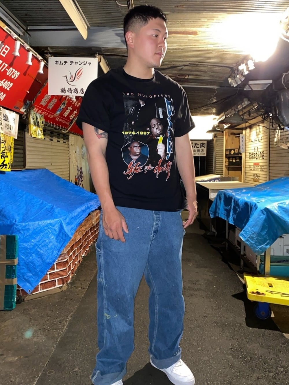 「ラップT、古着、古着MIX、古着コーデ、古着好きな人と繋がりたい、おしゃれさんと繋がりたい、シンプル、ワイドパンツ、休日コーデ、レイヤードスタイル」｜「B.I.Gのアイテム（Tシャツ/カットソー、ブラック系）」を使った、古着屋 LESさん（メンズ・182cm）の春コーディネートの1枚目の写真