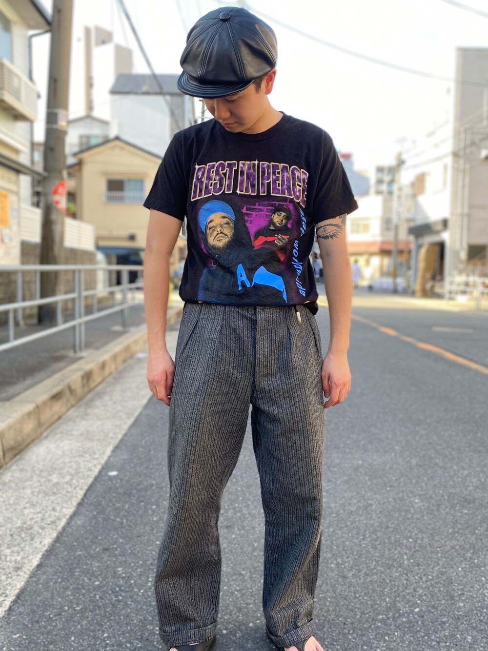 「シンプルコーデ、ゆるコーデ、カジュアル、プチプラコーデ、休日コーデ、低身長コーデ、古着MIX、ストライプ、韓国ファッション、デニム」｜「ASAP WORLDのアイテム（Tシャツ/カットソー、ブラック系）」を使った、古着屋 LESさん（メンズ・182cm）の春コーディネートの1枚目の写真