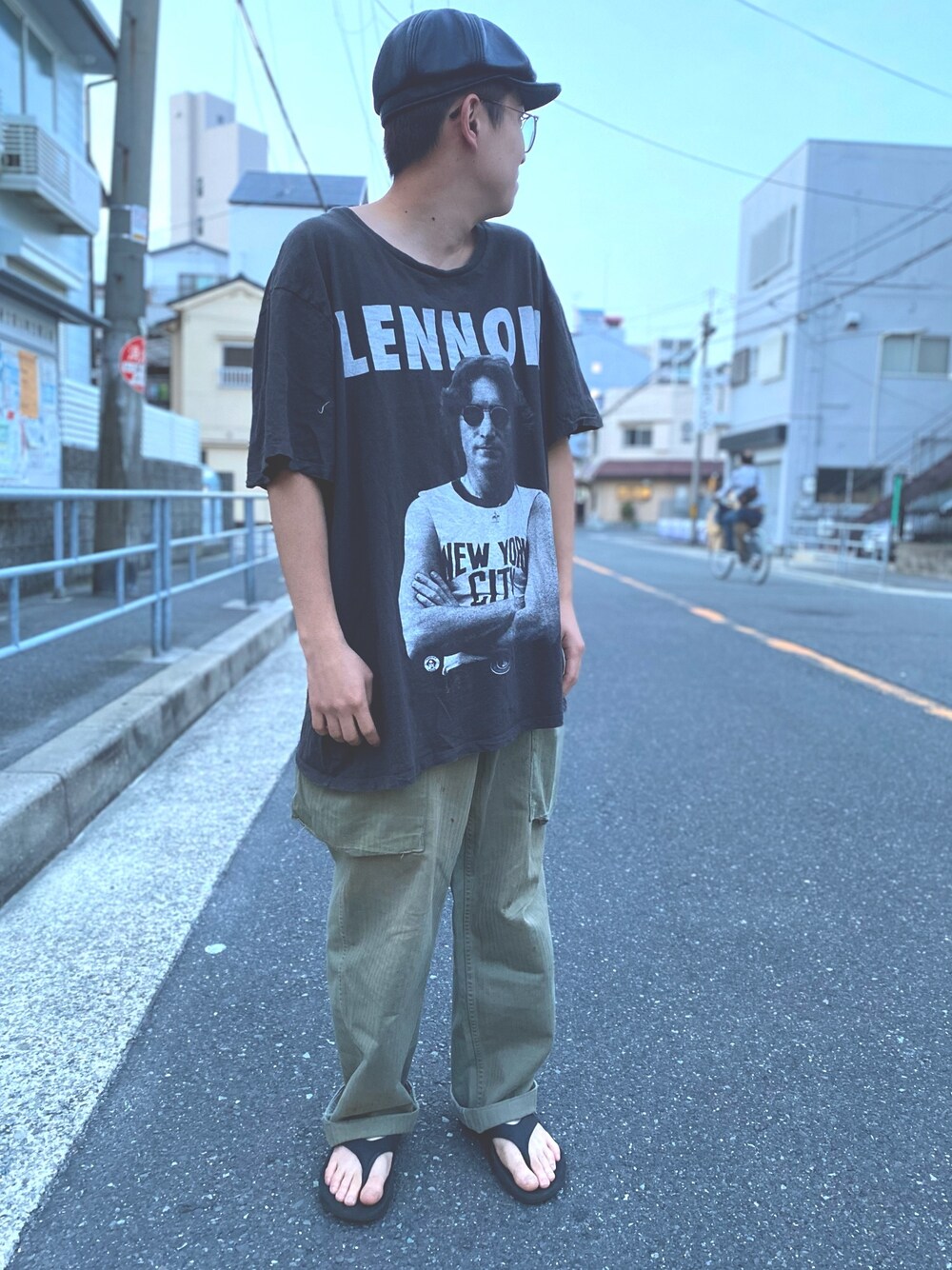 「古着、古着MIX、古着コーデ、古着好きな人と繋がりたい、古着女子、シンプルコーデ、ゆるコーデ、カジュアル、低身長コーデ、ビックシルエット」｜「john renonのアイテム（Tシャツ/カットソー、ブラック系）」を使った、古着屋 LESさん（メンズ・182cm）の春コーディネートの1枚目の写真