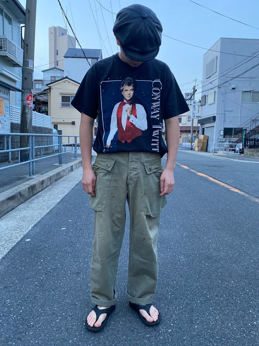 「古着 コーデ、古着Tシャツ、古着屋さん巡り、古着、古着MIX、古着好きな人と繋がりたい、古着屋RAINBOW、古着男子、古着コーデ、休日コーデ」｜「UNIQLOのヒートテックウォームイージーパンツ（丈長め85cm）（その他パンツ、グリーン系）」を使った、古着屋 LESさん（メンズ・182cm）の春コーディネートの1枚目の写真