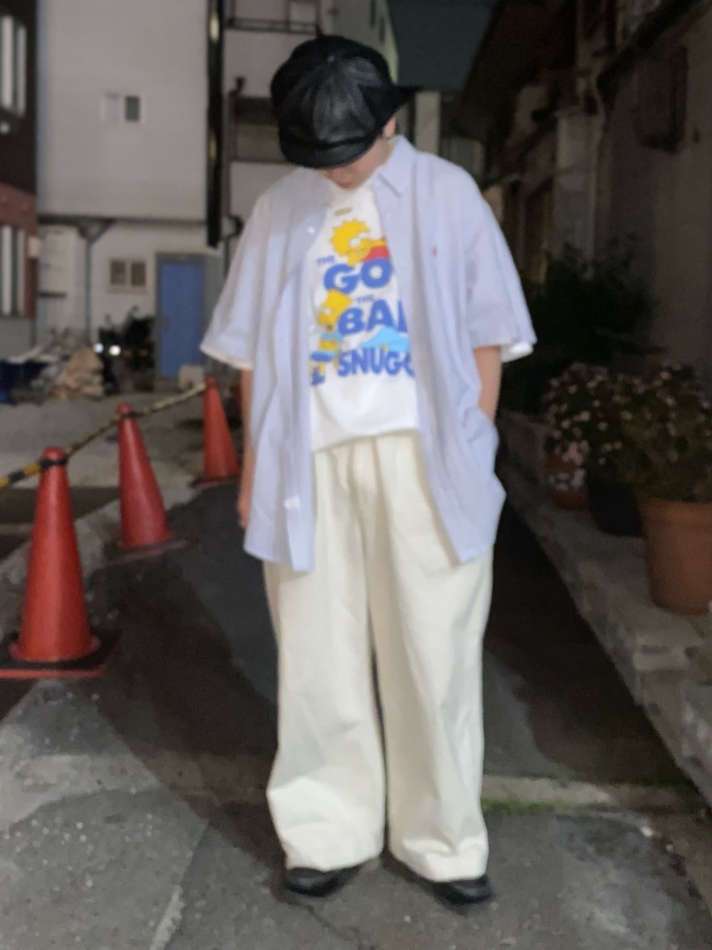 「春夏コーデ、大人カジュアル、シンプルスタイル、シンプル、ビッグシルエット、ラクチンコーデ、おしゃれさんと繋がりたい、オーバーサイズ、古着コーデ、低身長」｜「The Simpsonsの【The Simpsons（シンプソンズ）】SI1902（Tシャツ/カットソー、ホワイト系）」を使った、古着屋 LESさん（メンズ・182cm）の春コーディネートの1枚目の写真