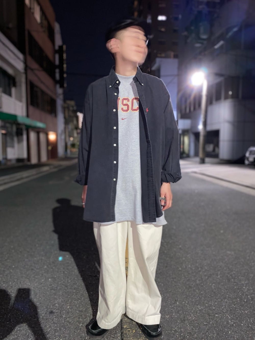 「春夏コーデ、大人カジュアル、シンプルスタイル、シンプル、ビッグシルエット、オーバーサイズ、古着コーデ、スキニー、古着、古着MIX」｜「POLO RALPH LAURENのガーメントダイド オックスフォードシャツ（シャツ/ブラウス、ブラック系）」を使った、古着屋 LESさん（メンズ・182cm）の春コーディネートの1枚目の写真