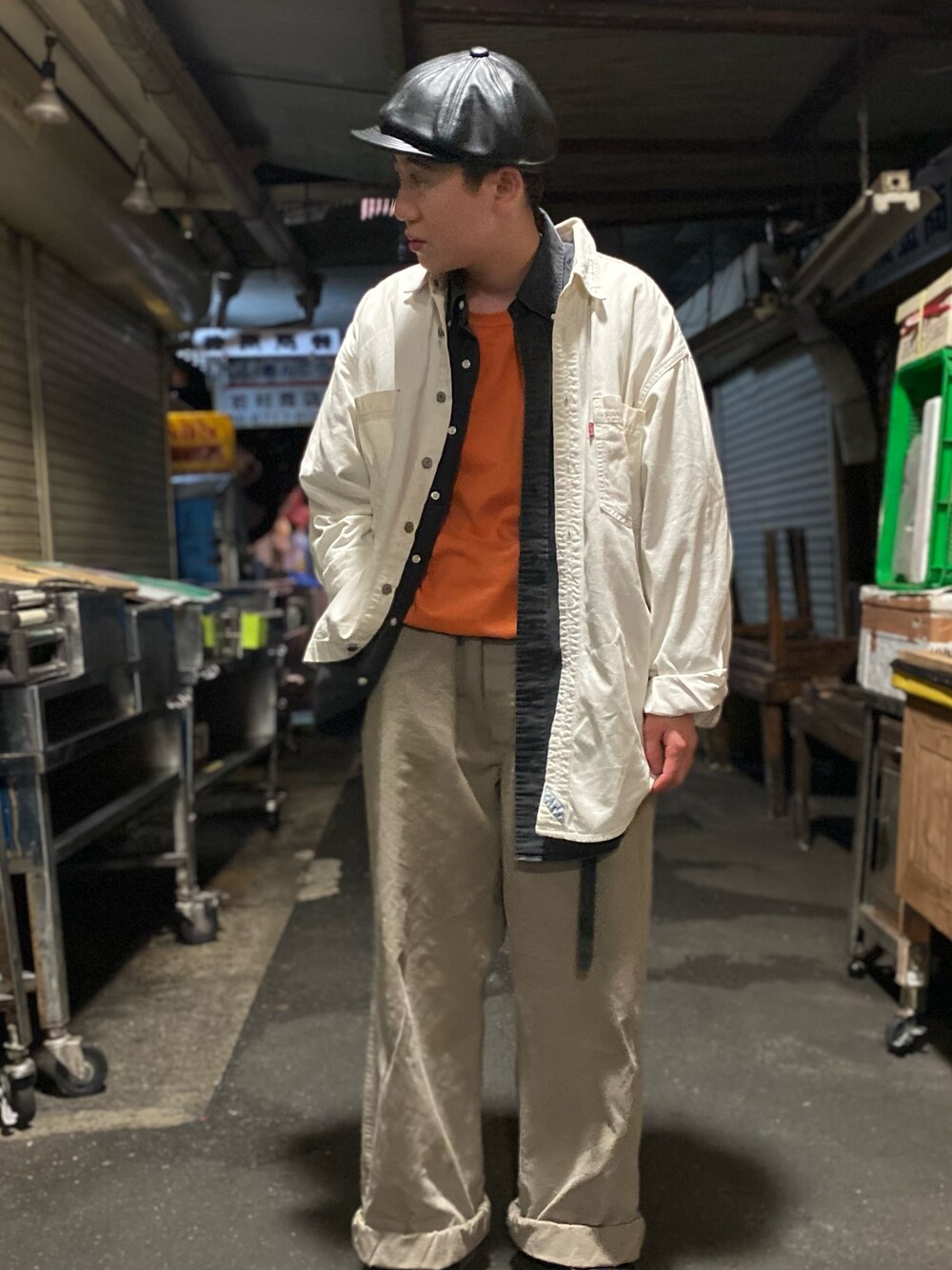 「春夏コーデ、ビッグシルエット、シンプル、大人カジュアル、オーバーサイズ、古着、古着MIX、古着コーデ、古着好きな人と繋がりたい、古着女子」｜「POLO RALPH LAURENのクラシック フィット オックスフォード シャツ（シャツ/ブラウス、ブラック系）」を使った、古着屋 LESさん（メンズ・182cm）の春コーディネートの1枚目の写真