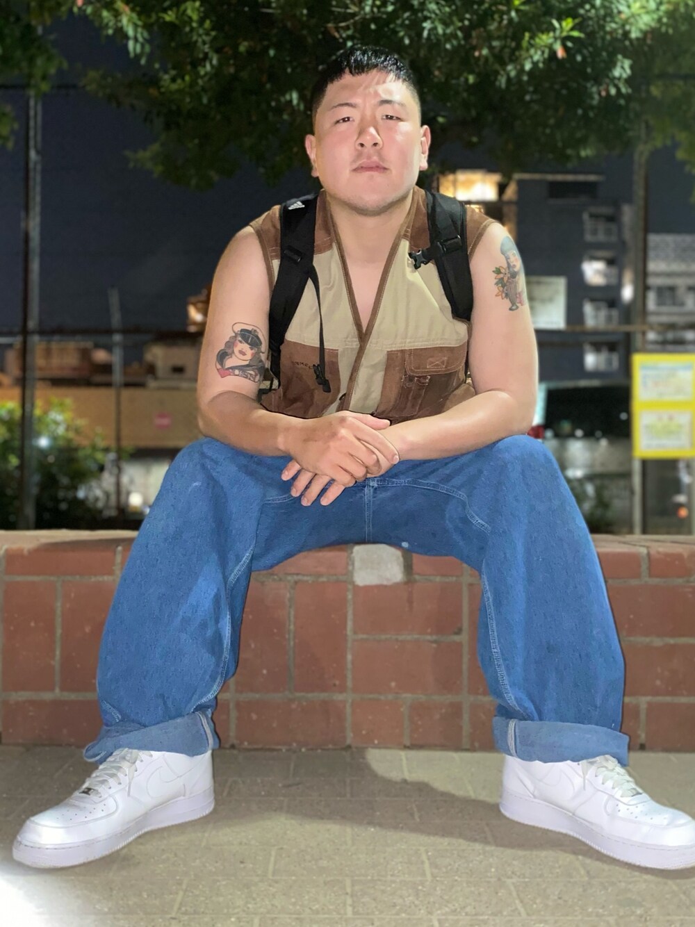 「春夏コーデ、ビッグシルエット、シンプル、大人カジュアル、オーバーサイズ、おしゃれさんと繋がりたい、ラクチンコーデ、古着コーデ、シャツスタイル、プチプラ」｜「ＣＡＭＥＬのアイテム（ベスト、ブラウン系）」を使った、古着屋 LESさん（メンズ・182cm）の春コーディネートの1枚目の写真