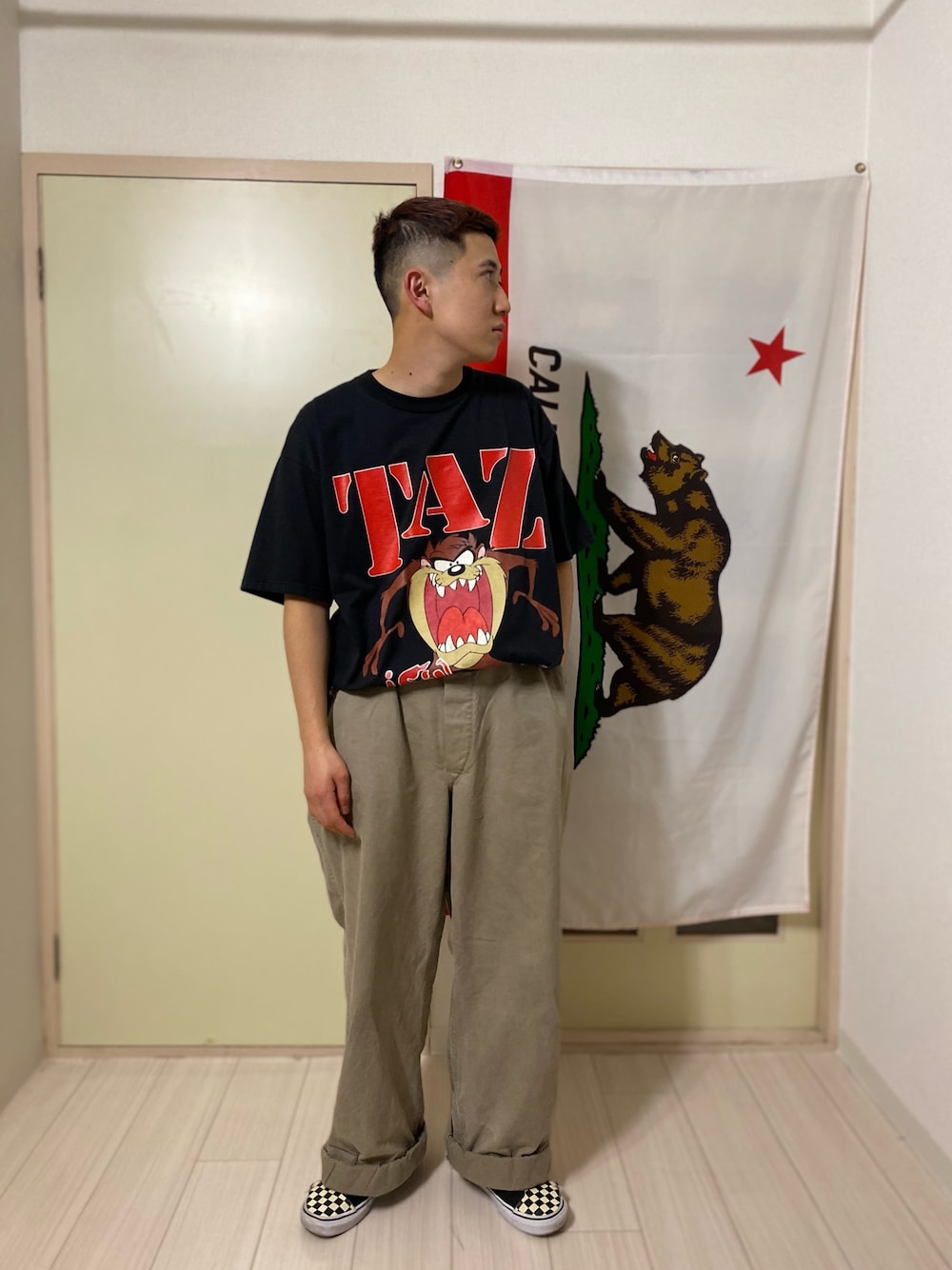 「古着スウェット、古着 コーデ、古着屋さん巡り、古着Tシャツ、古着屋コレンテ、古着屋JAM、ゆるコーデ、シャツスタイル、スニーカーコーデ、オトナカジュアル」｜「VANSのVANS ヴァンズ COMFYCUSH SLIP-ON コンフィークッシュ スリッポン VN0A3WMDVO4 CHECKER/T.WHT（スニーカー、ホワイト系）」を使った、古着屋 LESさん（メンズ・182cm）の春コーディネートの1枚目の写真
